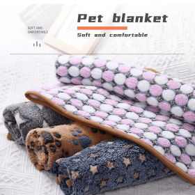 Soft and FluffyHigh Quality Fluffy Cute Star Printing Pet Mat Warm and Comfortable Pet Blanket for Dogs and Cats Pet Supplies (Color: Dark blue star patte, size: middle puppie76X53cm)
